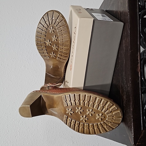 Patrizia Spring Step LeeAnn Slingback Camel perforated flower US 9 (40) Sandal. - Picture 2 of 4